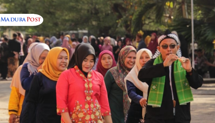 KOMPAK. Potret guru dan siswa SMKN 1 Sumenep tampil kompak dengan pakaian adat dalam memperingati hardiknas 2025. (Istimewa for MaduraPost)