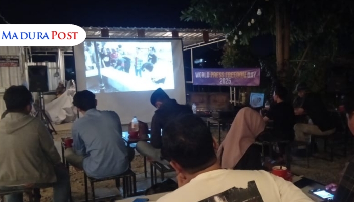 ACARA. Peserta menyimak pemutaran film Cut To Cut dalam rangka World Press Freedom Day 2025 di Niscala Café, Sumenep. (M.Hendra.E/MaduraPost)