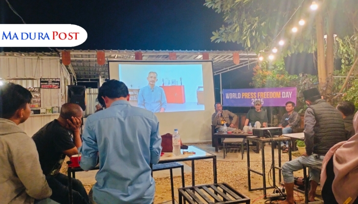 DISKUSI. Potret peserta menyimak pemutaran film Cut To Cut dan diskusi dalam rangka World Press Freedom Day 2025 di Niscala Cafe, Sumenep. (M.Hendra.E/MaduraPost)