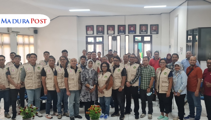 SEREMONI. Potret foto bersama kegaitan The 73rd COE yang digelar PABOI atau IOA bekerja sama dengan YOI, di tempatkan di RSUDMA Sumenep. (Istimewa for MaduraPost)
