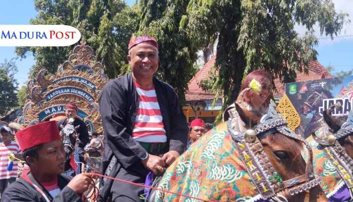 FESTIVAL. Potret Kepala Disbudporapar Sumenep, Moh. Iksan, menunggang kuda Jaran Serek saat memeriahkan Festival Jaran Serek 2025 di depan Labang Mesem Keraton, Senin (5/5/2025). (Istimewa for MaduraPost)