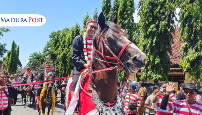 FESTIVAL. Potret Bupati Sumenep, Achmad Fauzi Wongsojudo, menunggang kuda Jaran Serek saat memeriahkan Festival Jaran Serek 2025 di depan Labang Mesem Keraton, Senin (5/5/2025). (Istimewa for MaduraPost)