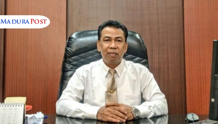 PROFIL. Potret Kepala DPMD Sumenep, Anwar Syahroni Yusuf, saat berada di ruang kerjanya. (Istimewa for MaduraPost)