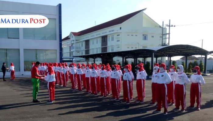 LATIHAN. Calon Paskibraka Sumenep 2025 saat mengikuti tahapan seleksi akhir yang digelar oleh Bakesbangpol. (Istimewa for MaduraPost)