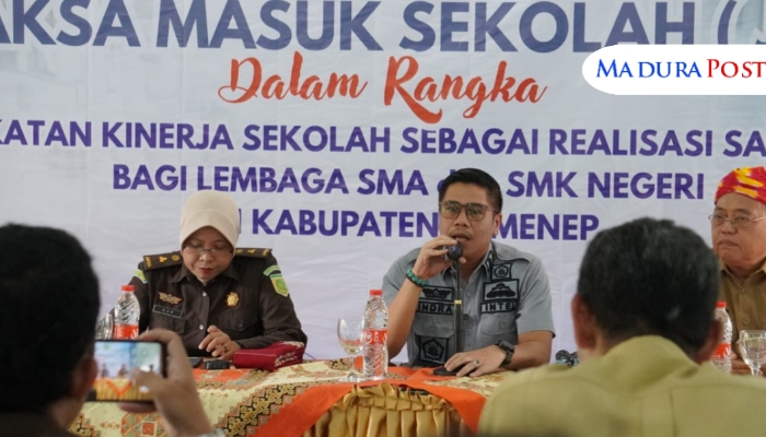ACARA. Indra Soebrata dari Kejaksaan Negeri Sumenep (tengah) bersama narasumber Nur Fajjriyah (kiri) dan Kacabdin Wilayah Sumenep Budi Sulistyo (kanan) saat memberikan penyuluhan hukum dalam program 'Jaksa Masuk Sekolah' di SMKN 1 Sumenep, Selasa (6/5/2025). (Istimewa for MaduraPost)