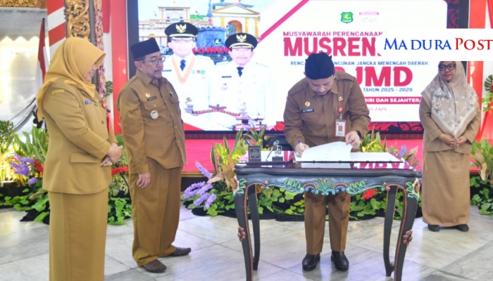 SIMBOLIS. Kepala Bappeda Sumenep Arif Firmanto menandatangani berita acara Musrenbang RPJMD 2025–2029 di Pendopo Agung Keraton Sumenep, disaksikan sejumlah pejabat dan tamu undangan. (Istimewa for MaduraPost)