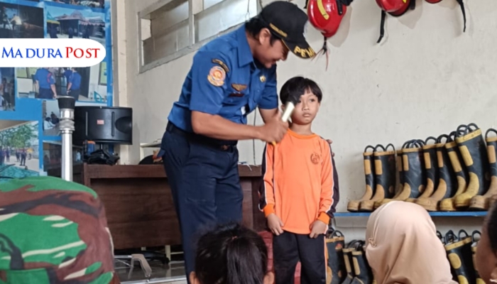 KUNJUNGAN. Potret petugas Damkar Sumenep memberikan edukasi keselamatan kepada siswa TK Bina Anaprasa Kusuma Bangsa saat kunjungan edukatif, Rabu (7/5/2025) pagi. (M.Hendra.E/MaduraPost)
