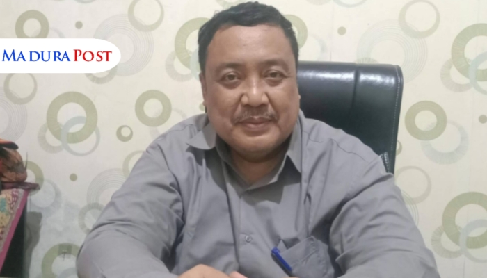 PROFIL. Potret Kepala Bakesbangpol Sumenep, Achmad Dzulkarnain, saat berada di ruang kerjanya. (Istimewa for MaduraPost)