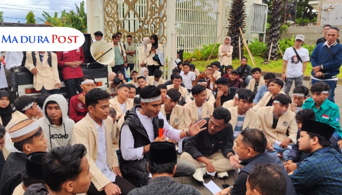 AKSI DEMONSTRASI. Mahasiswa STKIP PGRI Sumenep berdiskusi dengan anggota DPRD usai menggelar aksi damai menolak revisi UU Polri di depan Kantor DPRD Sumenep, Jumat (9/5/2025). (M.Hendra.E/MaduraPost)