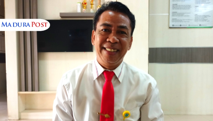 PROFIL. Potret Kepala DPMD Sumenep, Anwar Syahroni Yusuf, saat berada di kantornya. (Istimewa for MaduraPost)