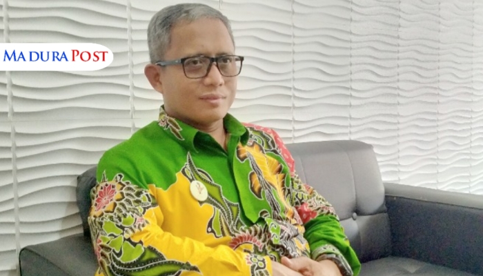 PROFIL. Direktur Utama BPRS Bhakti Sumekar, H. Hairil Fajar, saat berada di ruang kerjanya. (Istimewa for MaduraPost)