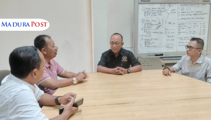 PERTEMUAN. Kepala DKPP Sumenep, Chainur Rasyid (dua dari kanan), berbincang hangat dengan jajaran pengurus SMSI Jawa Timur di Gedung PWI Jatim, Surabaya, Rabu (14/5/2025). (Istimewa for MaduraPost)