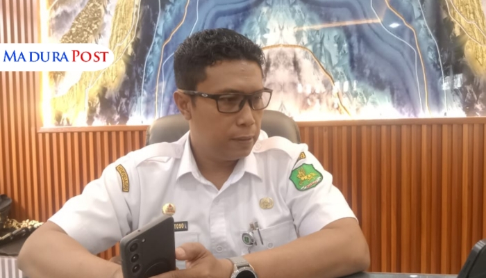 PROFIL. Potret Kepala Disnaker) Sumenep, Heru Santoso, saat berada di ruang kerjanya. (Istimewa for MaduraPost)