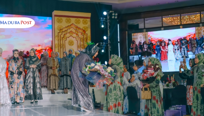 ACARA. Owner Arinna Premium Hijab menerima buket bunga dari tamu undangan dalam acara Fashion Show The Journey of Modesty di Ball Room Hotel JW Marriott, Surabaya, 14 Mei 2025. (Istimewa for MaduraPost)
