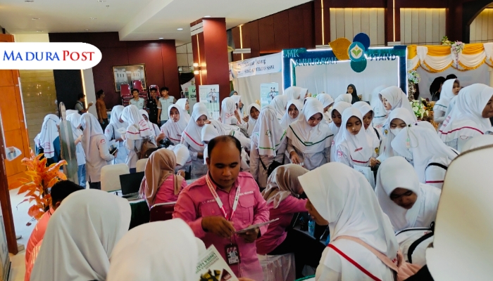 MEMBLUDAK. Suasana stand UNIBA Madura yang dipadati siswa-siswi SMK dalam ajang Pekan Kreativitas Siswa MKKS SMK Swasta Kabupaten Sumenep di Gedung Tuan Ghube, Selasa (21/5/2025). (M.Hendra.E/MaduraPost)
