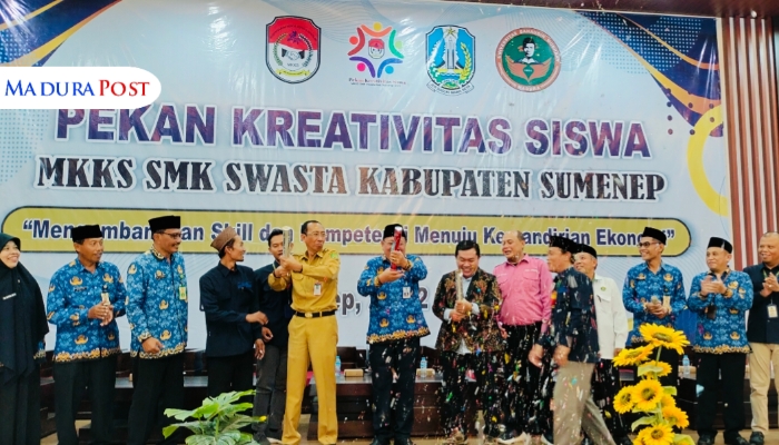 SIMBOLIS. Potret pembukaan Pekan Kreativitas Siswa MKKS SMK Swasta Kabupaten Sumenep di Gedung Tuan Ghube UNIBA Madura, Selasa (20/5/2025). (M.Hendra.E/MaduraPost)