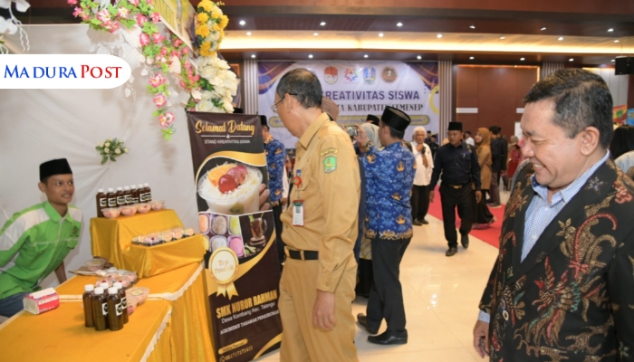 ACARA. Asisten Administrasi Umum Sekda Sumenep, Ferdiansyah Tetrajaya (berbaju dinas), bersama Rektor UNIBA Madura, Rachmad Hidayat, meninjau stan pameran karya siswa dalam acara “Kreativitas Siswa se-Kabupaten Sumenep” di Gedung Tuan Ghube UNIBA Madura, Selasa (20/5/2025). (Protokol Humas Pemkab Sumenep for MaduraPost)