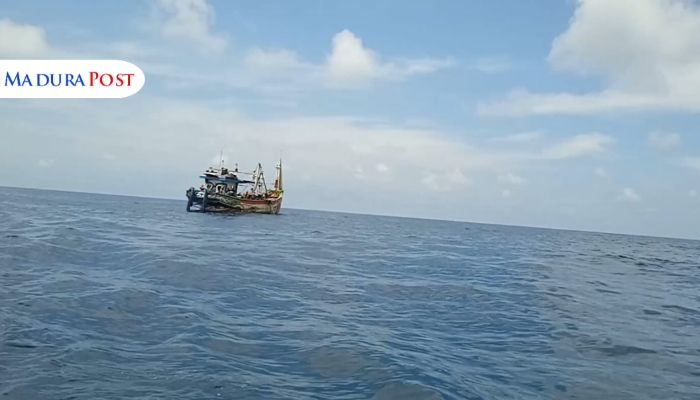 PERAIRAN. Sebuah kapal diduga menggunakan alat tangkap cantrang terlihat beroperasi di perairan selatan Pulau Masalembu, Sumenep, Jawa Timur. (Istimewa for MaduraPost)