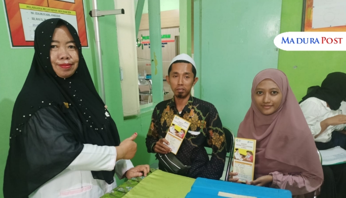 MELAYANI. Petugas Puskesmas Gayam bersama sepasang calon pengantin peserta program Benih Catin, usai menerima edukasi dan pemeriksaan kesehatan pranikah. (Istimewa for MaduraPost)