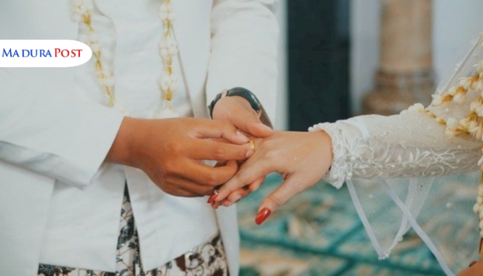 ILUSTRASI. Potret momen sakral saat mempelai pria menyematkan cincin ke jari mempelai wanita dalam prosesi akad nikah. (Istimewa for MaduraPost)