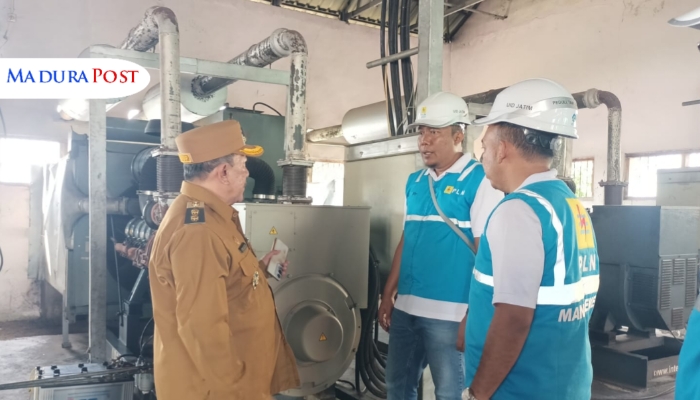 SIMBOLIS. Wabu Sumenep, Imam Hasyim, meninjau langsung mesin pembangkit listrik di PLTD Gili Raja bersama jajaran PLN UP3 Madura usai peluncuran layanan listrik 12 jam. (Istimewa for MaduraPost)