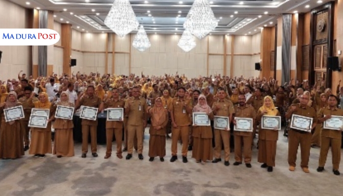 SEREMONI. Para tenaga kesehatan Kabupaten Sumenep berfoto bersama usai menerima penghargaan dalam Pertemuan Validasi Data Sasaran dan Cakupan Penemuan Kasus, di Hotel Myze, 26-27 Mei 2025. (Istimewa for MaduraPost)