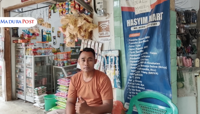 PROFIL. Nur Hasyim, pengelola Hasyim Mart di Desa Sogian, Kecamatan Ambunten, Sumenep, menyediakan layanan keuangan melalui kemitraan sebagai Agen BRILink. (M.hendra.E/MaduraPost)