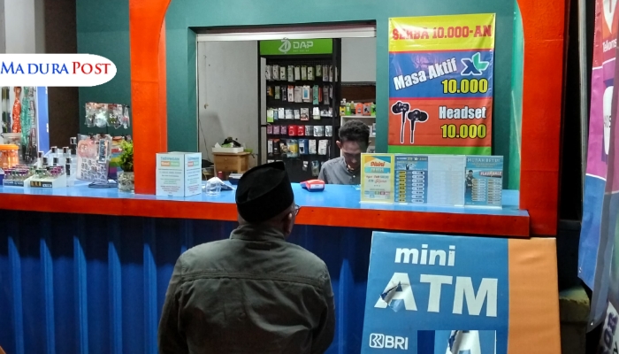 MELAYANI. Seorang warga tengah bertransaksi di Agen BRILink CONGKOP Cellink, Desa Banasare, Kecamatan Rubaru, Sumenep, yang menjadi andalan akses layanan keuangan masyarakat pedesaan. (M.Hendra.E/MaduraPost)