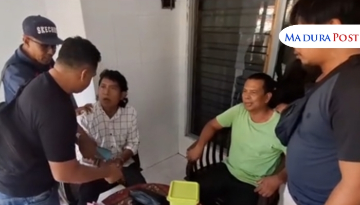 DITANGKAP. Petugas Satreskrim Polres Sumenep mengamankan dua terduga pelaku pemerasan dalam operasi tangkap tangan (OTT) di rumah salah satu ASN di Desa Kolor, Minggu (25/5/2025). (Istimewa for MaduraPost)