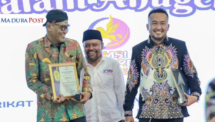 SIMBOLIS. Potret suasana penganugerahan SMSI Award 2025, kepada Bappeda Sumenep yang berlangsung meriah di Pendopo Agung Keraton Sumenep. (Istimewa for MaduraPost)