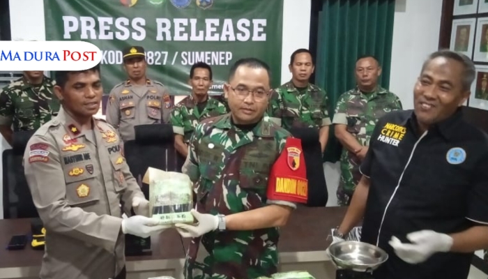 UNGKAP KASUS. Komandan Kodim 0827/Sumenep Letkol Inf Yoyok Wahyudi (tengah), bersama Wakapolres Sumenep Kompol Masyhur Ade (kanan), dan Kepala BNNK Sumenep Bambang Sutrisno (kiri), saat menunjukkan barang bukti sabu seberat 35 kilogram dalam konferensi pers, Jumat (30/5/2025). (M.Hendra.E/MaduraPost)