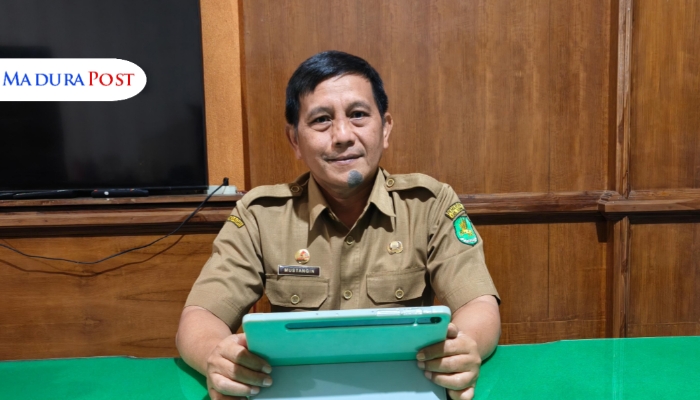 PROFIL. Potret Kepala Dinsos P3A Sumenep, Mustangin, saat berada di ruang kerjanya. (Istimewa for MaduraPost)