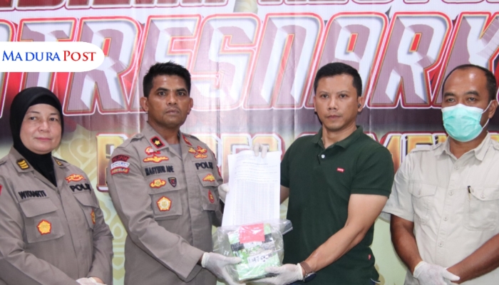 SIMBOLIS. Wakapolres Sumenep, Kompol Masyhur Ade (tengah kanan), bersama jajaran Polres dan perwakilan Ditresnarkoba Polda Jatim dalam proses serah terima barang bukti sabu seberat 35 kilogram di Ruang Satresnarkoba Polres Sumenep, Sabtu (31/5/2025). (Istimewa for MaduraPost)