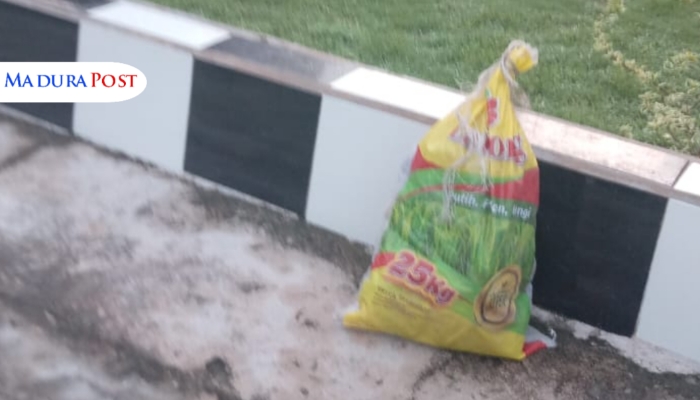 BUNGKUSAN. Sebuah karung berisi delapan paket mencurigakan diduga narkotika jenis sabu, ditemukan tergeletak di depan gerbang Markas Koramil 0827/22 Masalembu, Senin pagi (2/6/2025). (Istimewa for MaduraPost)
