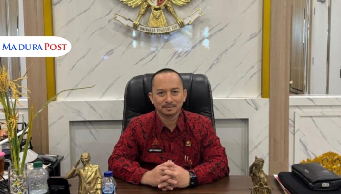 PROFIL. Kepala Bappeda Sumenep, Arif Firmanto, saat berada di ruang kerjanya. (M.Hendra.E/MaduraPost)
