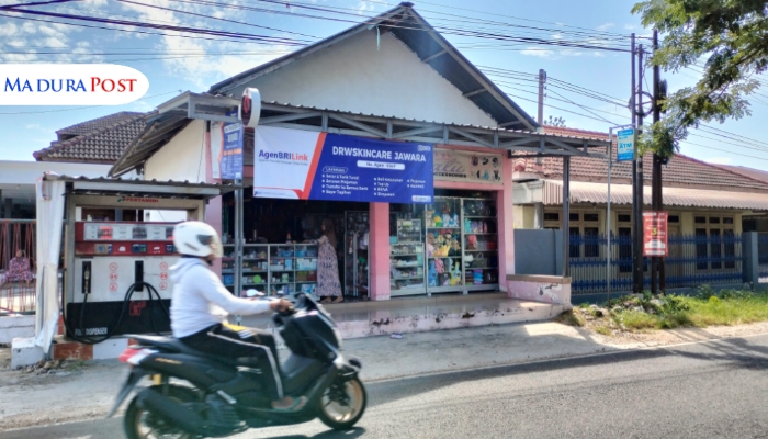 LOKASI. Tampak depan toko DRWSkincare Jawara di Desa Kapadi, Kecamatan Bluto, yang juga melayani transaksi keuangan sebagai Agen BRIlink. (M.Hendra.E/MaduraPost)