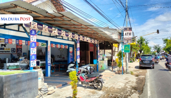 LOKASI. Tampak depan Agen BRILink "Pakde Raja" di Desa Prenduan, Kecamatan Pragaan, Sumenep, yang juga melayani penjualan ikan hias dan transaksi keuangan harian masyarakat. (M.Hendra.E/MaduraPost)