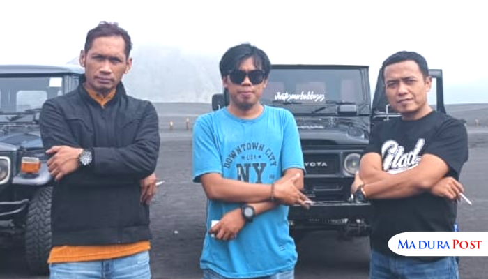 LUGAS. CEO Ahmad Marul Saleh (kanan), Pemimpin Redaksi Nurus Solehen (tengah), dan Koordinator Liputan Khairul Kalam (kiri), saat berpose di kawasan Gunung Bromo usai mengikuti Rapat Nasional MaduraPost. (Redaksi MaduraPost)