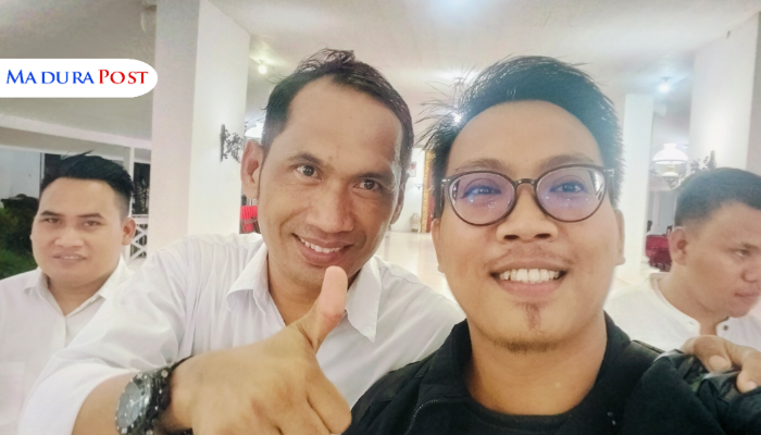 PROFIL. Ahmad Marul Saleh (kiri) memberikan gestur jempol bersama Miftahol Hendra Efendi (kanan) usai pelantikan Ketua SMSI se-Madura di Pendopo Agung Keraton Sumenep, Rabu (25/5/2025) malam. (M.Hendra.E/MaduraPost)