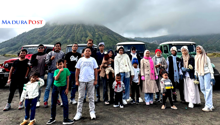 BERSAMA. Kru MaduraPost bersama keluarga berpose di kawasan Gunung Bromo, dalam perjalanan reflektif pada 8–9 Juni 2025. Sebuah momen kebersamaan di tengah lanskap alam yang megah. (Redaksi MaduraPost)