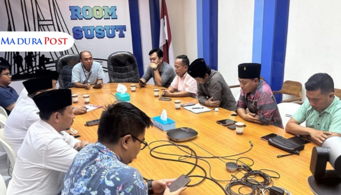 AUDIENSI. Potret rombongan anggota DPRD, Kepala DPMD, Anwar Syahroni Yusuf, serta Kabag Hukum Setdakab Sumenep, Hizbul Wathan, mengunjungi PLN UP3 Pamekasan, Kamis (5/6/2025) kemarin. (Istimewa for MaduraPost)