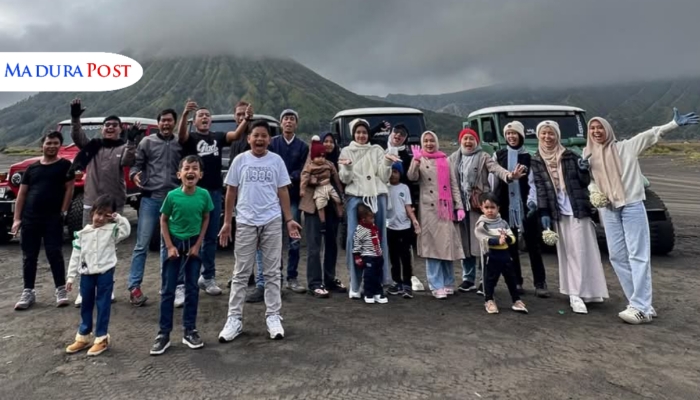 KEBERSAMAAN. Karyawan dan keluarga besar MaduraPost berpose bersama dalam momen Touring Jurnalistik di kawasan wisata Gunung Bromo. (Redaksi MaduraPost)