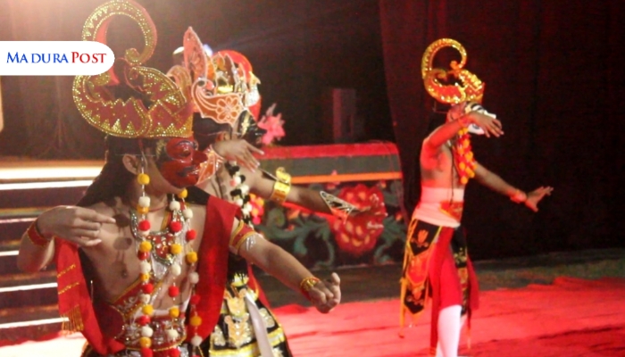 TAMPIL. Para penari tampil memukau dalam pembukaan Pekan Seni Madura ke-9 di Lapangan Kesenian Sumenep, Kamis (12/6/2025) malam. (Istimewa for MaduraPost)