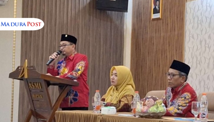 SAMBUTAN. Kabid GTK Disdik Sumenep, Akhmad Fairuzi Mewakili Kadisdik, Agus Dwi Saputra, di Acara Pembukaan Bimtek Koding dan Al Hotel Asmi Kelurahan Pajagalan, Sabtu (14/6/2025). (Istimewa for MaduraPost)