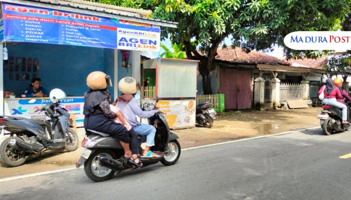 LOKASI. Tampak depan Berkah Cell, counter milik Mohammad Ifan di Desa Marengan Daya, Sumenep, yang juga melayani transaksi keuangan sebagai Agen BRIlink. (M.Hendra.E/MaduraPost)