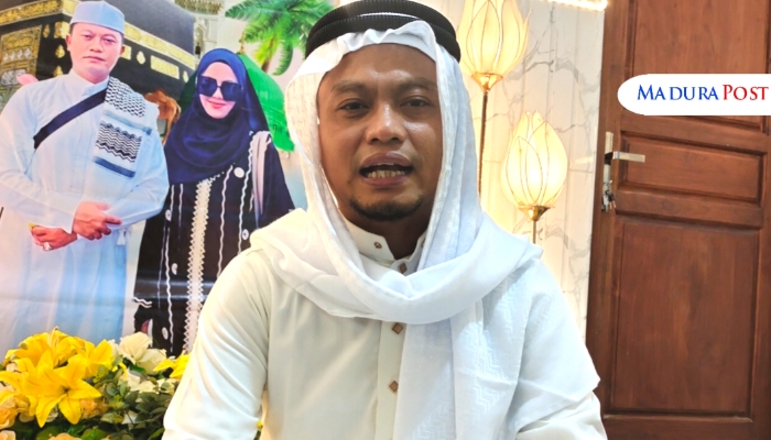 WAWANCARA. Ketua Umum LBH Achmad Madani Putra dan Kawan-kawan, H. Kamarullah, saat baru pulang dari tanah suci Mekah. (M.Hendra.E/MaduraPost)