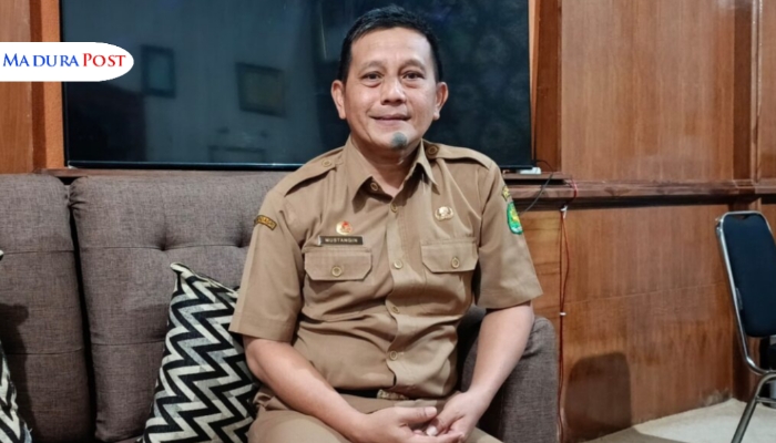PROFIL. Potret Kepala Dinsos P3A Sumenep, Mustangin, saat berada di ruang kerjanya. (Istimewa for MaduraPost)