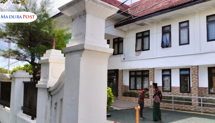 NUANSA. Dua warga berbincang di halaman Pengadilan Negeri Sumenep, tempat proses hukum bandar narkoba Riyanto dilanjutkan. (M.Hendra.E/MaduraPost)