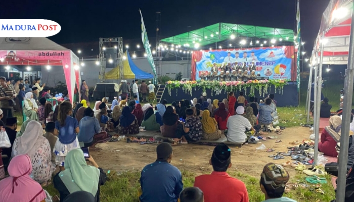 ANIMO. Potret pengunjung antusias menyaksikan penampilan grup hadrah dalam rangka Festival Hadrah 2025 di Kabupaten Sumenep. (M.Hendra.E/MaduraPost)