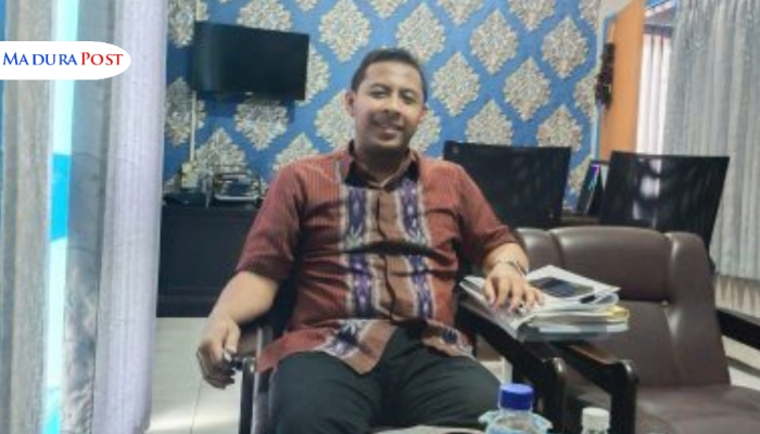 PROFIL. Potret Direktur PDAM Sumenep, Febmi Noerdiansyah, saat berada di ruang kerjanya. (Istimewa for MaduraPost)